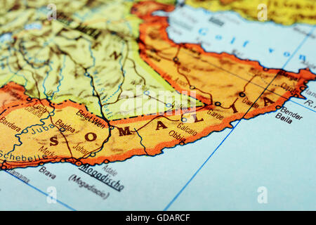 Close-up di una puntina rossa su una mappa di Mogadiscio, Somalia Africa - Concetto di viaggio Foto Stock