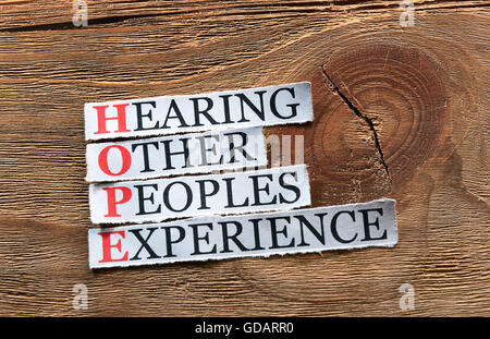 Acronimo di speranza - Audizione altri popoli esperienza , parole su carta tagliata su uno sfondo di legno Foto Stock