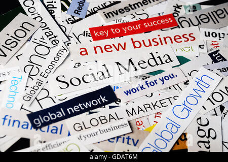 Collage di carta notizie circa l'economia globale e social media business Foto Stock