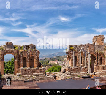 Antico Teatro Greco con una vista verso il Monte Etna Foto Stock