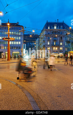 Biel,Bienne,il canton Berna, Svizzera,l'Europa comune,città,SI ACCENDE,traffico,crepuscolo, crepuscolo blu,ora,auto,automobili,real e Foto Stock