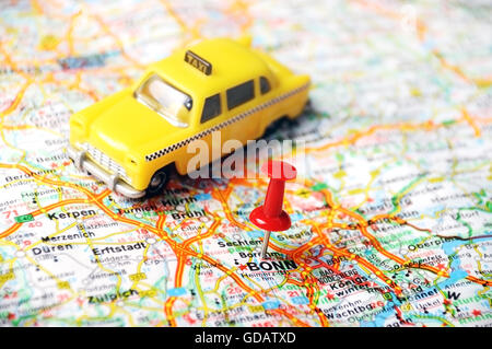 Close up di Bonn, Germania mappa con perno rosso e un taxi - Concetto di viaggio Foto Stock