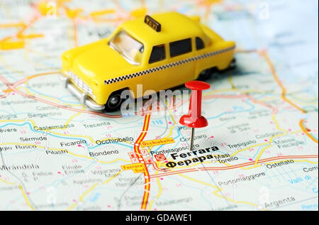 Close up di Ferrara , Italia mappa con perno rosso e un taxi - Concetto di viaggio Foto Stock