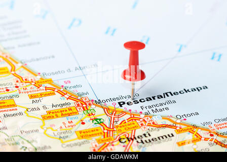 Close up di Pescara , Italia mappa con perno rosso - Concetto di viaggio Foto Stock