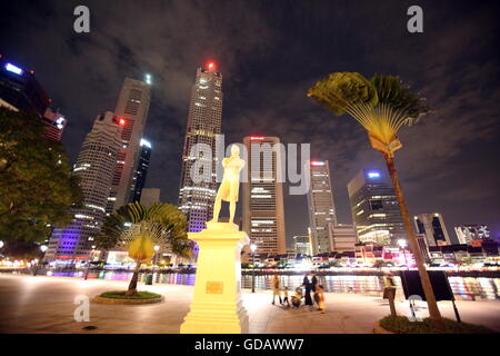 Asien, Suedostasien, Singapur, Bankenviertel, Skyline, Die Skyline am Boat Quay mit der Raffles statua Bankenviertel im von peccato Foto Stock