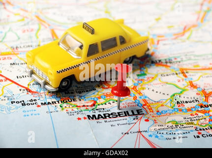 Rosso di spingere il perno rivolto a Marseille , Francia mappa e un taxi Foto Stock