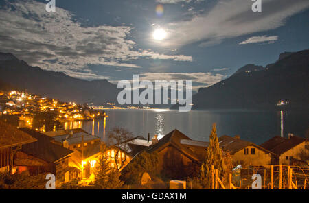 Luna piena sopra il lago di Brienz, Svizzera Foto Stock