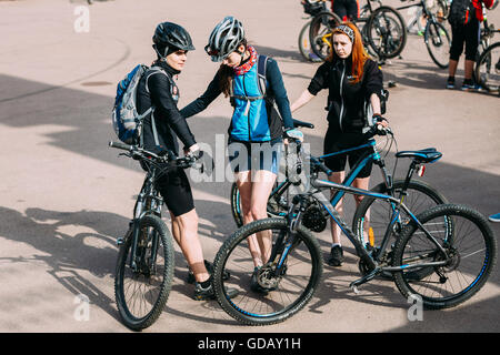 Gomel, Bielorussia - 10 Aprile 2015: un gruppo di ragazze giovani ciclisti in apertura della stagione ciclistica in città Foto Stock