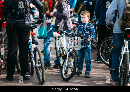 Gomel, Bielorussia - 10 Aprile 2015: ragazzo di apertura della stagione ciclistica in città Foto Stock