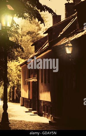 atmospheric, moody street with lanterns Foto Stock