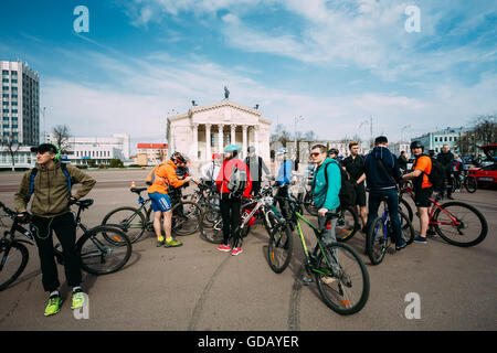 Gomel, Bielorussia - 10 Aprile 2015: gruppo di giovani ciclisti in apertura della stagione ciclistica in città Foto Stock