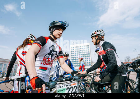 Gomel, Bielorussia - 10 Aprile 2015: giovani ciclisti in abbigliamento per il ciclismo in apertura della stagione ciclistica in città Foto Stock