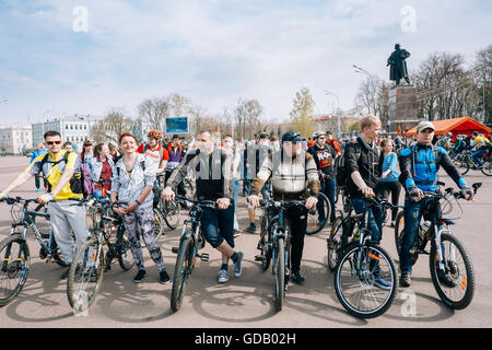 Gomel, Bielorussia - Aprile 10, 2015: I ciclisti in abbigliamento per il ciclismo in apertura della stagione ciclistica in città Foto Stock