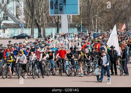 Gomel, Bielorussia - 10 Aprile 2015: un gruppo di giovani ciclisti in apertura della stagione ciclistica in città Foto Stock