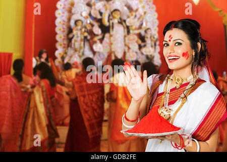 1 Indian Bengali donna adulta Tempio Durga Puja piastra di fissaggio colore il palmo della mano che mostra Foto Stock