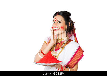 1 Indian Bengali donna adulta Durga Puja piastra di fissaggio che mostra colore Foto Stock