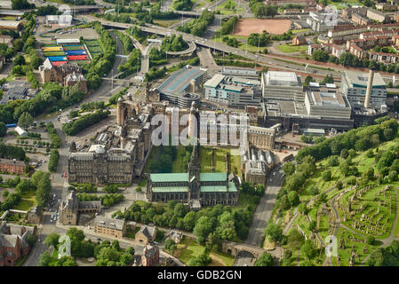 Una veduta aerea di Glasgow Royal Infirmary e la Cattedrale di Glasgow, Scozia centrale Foto Stock