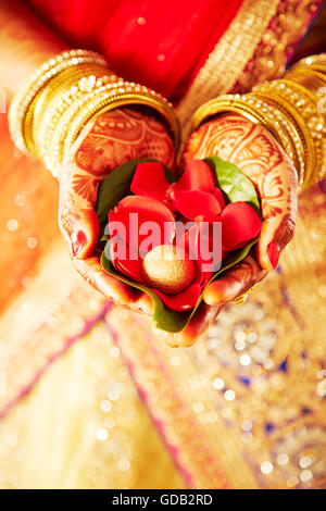 1 indian donna adulta sposa Mandap petalo di fiore a mani cupped Foto Stock