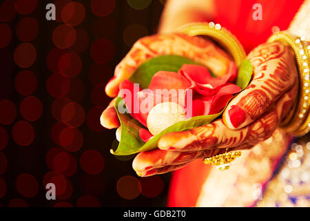 1 indian donna adulta sposa Mandap petalo di fiore a mani cupped Foto Stock