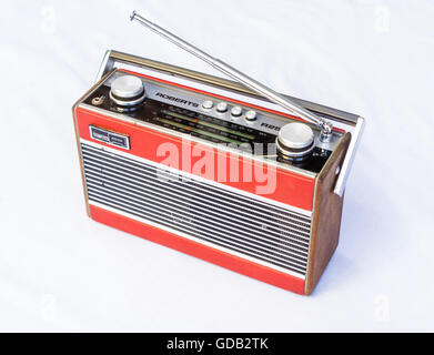 Un britannico 'Roberts radio in rosso Foto Stock