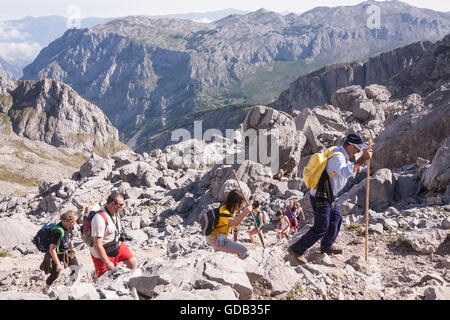 Escursionismo a El Il, Naranjo de Bulnes, a rimanere al,Refugio, Vega de Urriello, in Picos de Europa,Europa Parco Nazionale,Asturias,Spagna. Foto Stock