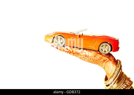 1 indian donna adulta sposa il palmo della mano dummy che mostra auto Foto Stock