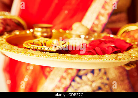 1 Adulto indiano Donna Matrimonio Karva Chauth piastra culto Diya Foto Stock