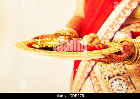 1 Adulto indiano Donna Matrimonio Karva Chauth piastra culto Diya Foto Stock