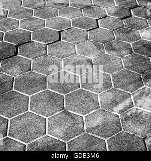 Grigio scuro a nido d'ape modello di ciottoli, street pavement texture di sfondo Foto Stock