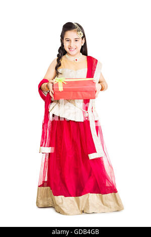 1 bella ragazza di capretto Diwali Festival Permanente scatola regalo che mostra Foto Stock