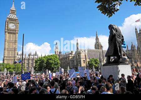 'Marco per l'Europa" rimangono gli elettori si riuniscono in piazza del Parlamento per protestare Brexit vota risultati Londra UK Luglio 2016 KATHY DEWITT Foto Stock