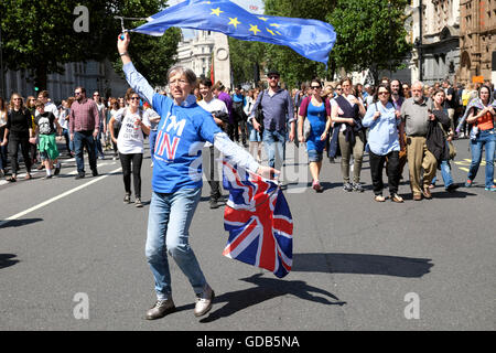 'Marco per l'Europa" rimangono elettore ballando con UE e Union Jack Flag flag a dimostrazione di protesta in Whitehall London REGNO UNITO 2 luglio 2016 KATHY DEWITT Foto Stock