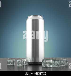 Vuoto di metallo argento energy drink può mock-up con cubetti di ghiaccio in piedi sul lucido in fibra di carbonio piano rendono, Foto Stock