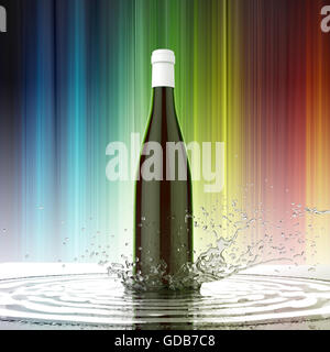 Vino di bottiglia vuota senza etichetta su sfondo colorato acqua splash Foto Stock