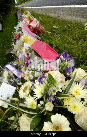 Omaggi floreali su una banchina dopo un tragico incidente di auto in Galles Foto Stock