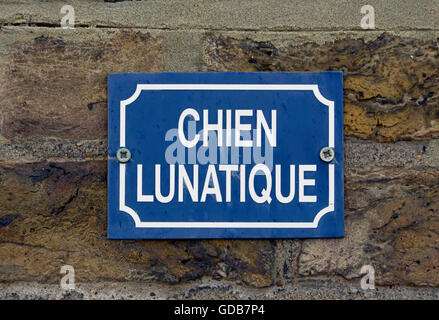 Chien lunatique, segno sulla casa britannica esterno di avviso in francese di un pazzo o mad dog, o in alternativa, un cane-mad proprietario Foto Stock
