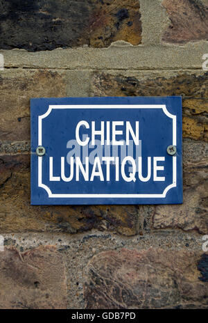 Chien lunatique, segno sulla casa britannica esterno di avviso in francese di un pazzo o mad dog, o in alternativa, un cane-mad proprietario Foto Stock