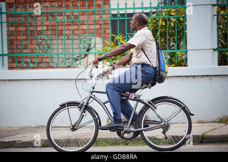 Le Piccole Antille Barbados parrocchia Saint Michael west indies Bridgetown vecchi coppia maschio nero uomo in sella per bicicletta Foto Stock