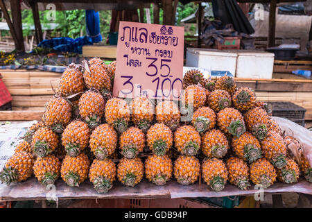 Ananassi per la vendita nel mercato della frutta Foto Stock