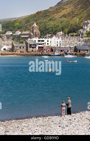 Regno Unito Galles, Gwynedd, Fairbourne dune, South Bank, Penrhyn punto, pescatore sulla riva opposta a Blaenau Ffestiniog Foto Stock