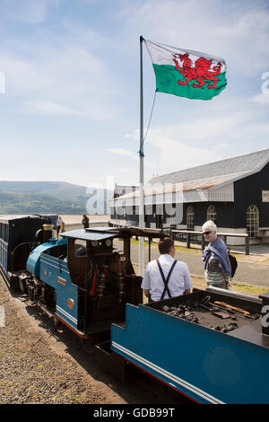 Regno Unito Galles, Gwynedd, Penrhyn punto, Fairbourne miniatura convoglio ferroviario a Blaenau Ffestiniog stazione dei traghetti, driver parlando di un passeggero Foto Stock