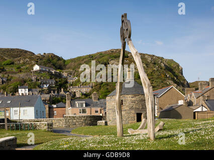 Regno Unito Galles, Gwynedd, Barmouth, Ty Crwn, e legname arch marcatura di inizio Taith Arudwy modo percorso Foto Stock