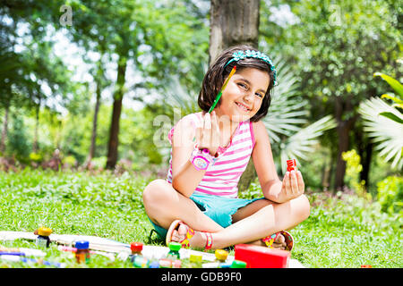 1 indian Kid ragazza parco pittura disegno Foto Stock