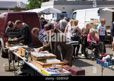 Regno Unito Galles, Gwynedd, Barmouth, mercato settimanale gli amanti dello shopping a caccia di affari in stallo al di fuori Foto Stock