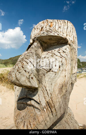 Regno Unito Galles, Gwynedd, Barmouth, spiaggia, Ynys Brawd, grande legno 'L'Isola di Pasqua , Moai testa con monete inserite Foto Stock