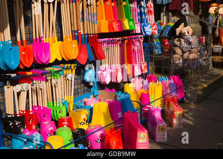 Regno Unito Galles, Gwynedd, Barmouth, Beach Road, spiaggia negozio di forniture e colorati di giocattoli di plastica sul display Foto Stock