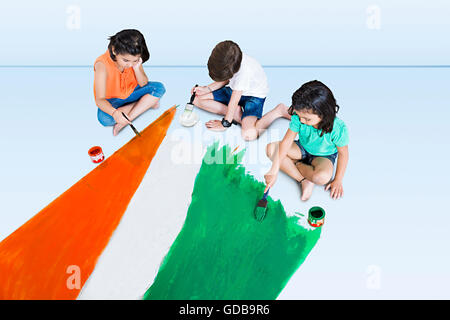 3 bambini indiani amici il Giorno di Indipendenza bandiera pittura Foto Stock