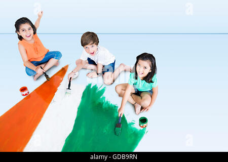 3 bambini indiani amici il Giorno di Indipendenza bandiera pittura Foto Stock