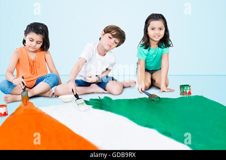 3 bambini indiani amici il Giorno di Indipendenza bandiera pittura Foto Stock