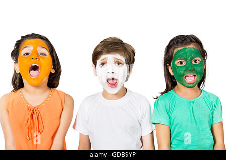 3 bambini indiani amici il Giorno di Indipendenza faccia permanente di vernice Foto Stock